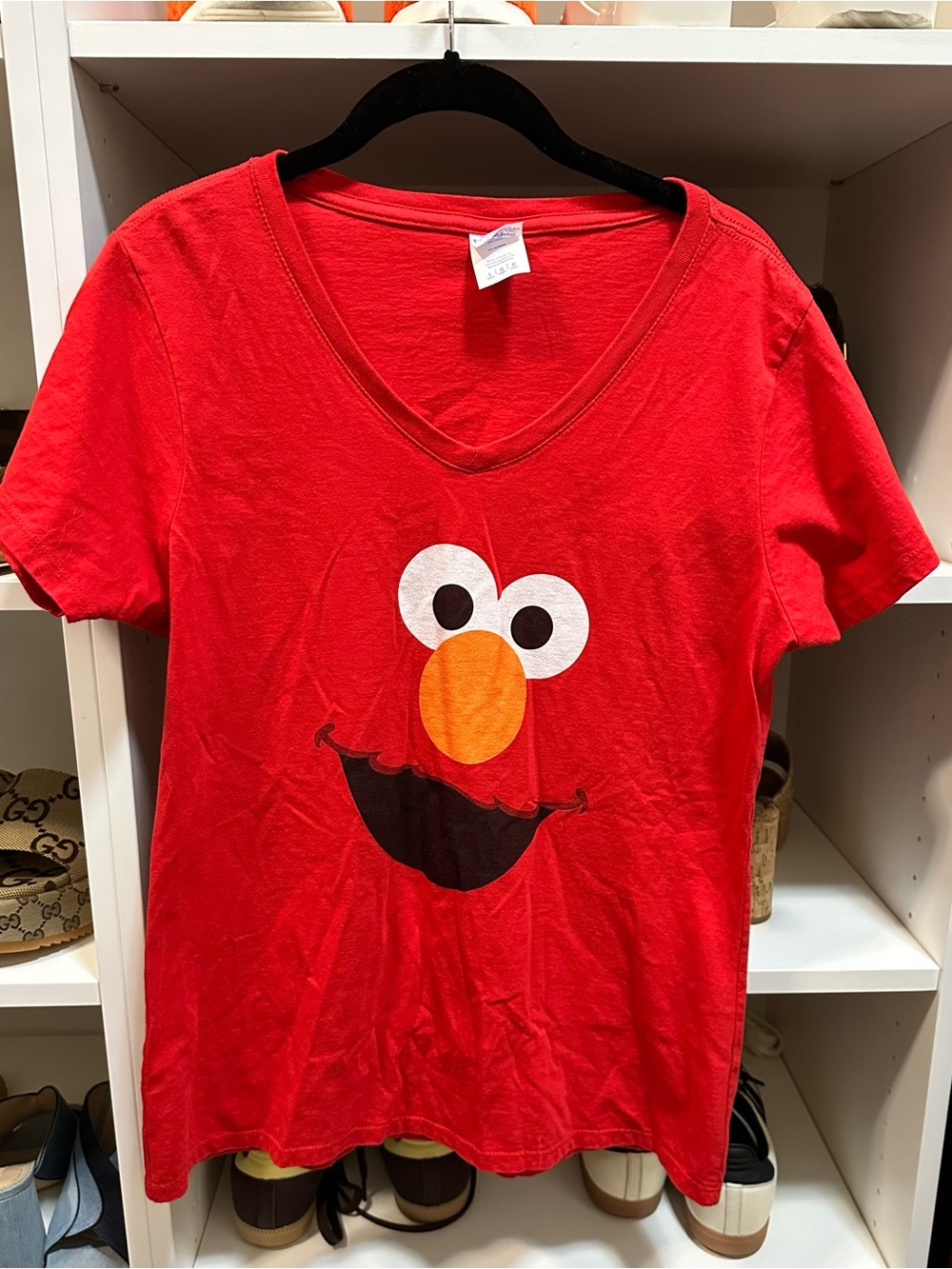 Elmo vneck tee size L